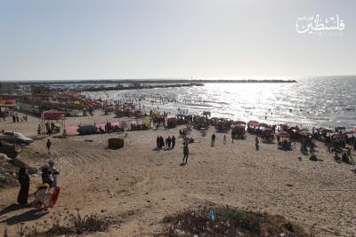 بحر غزة يزدحم بآلاف المصطافين هرباً من حرارة الجو (28).jpg