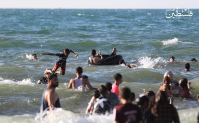 بحر غزة يزدحم بآلاف المصطافين هرباً من حرارة الجو (16).jpg