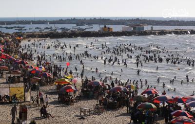 بحر غزة يزدحم بآلاف المصطافين هرباً من حرارة الجو (10).jpg