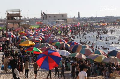 بحر غزة يزدحم بآلاف المصطافين هرباً من حرارة الجو (23).jpg