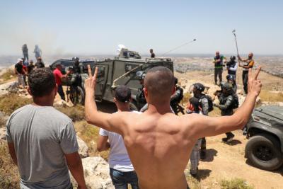 انتهاكات الاحتلال- مواجهات - جيش الاحتلال يطارد متظاهرين فلسطينيين بعد مظاهرة ضد المستوطنات الإسرائيلية في قرية ترقوميا