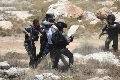 انتهاكات الاحتلال - مواجهات - استيطان - مواطنون يواجهون قوات الاحتلال خلال محاولة السيطرة على أراضيهم في ترقوميا (25).jpg