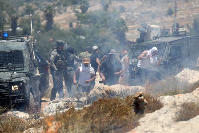 انتهاكات الاحتلال - مواجهات - استيطان - مواطنون يواجهون قوات الاحتلال خلال محاولة السيطرة على أراضيهم في ترقوميا (13).jpg