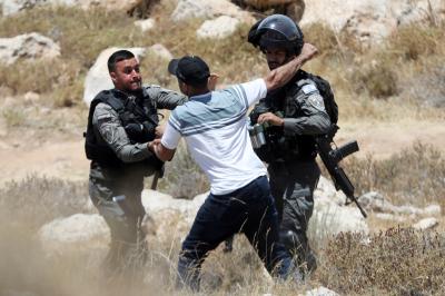 انتهاكات الاحتلال - مواجهات - استيطان - مواطنون يواجهون قوات الاحتلال خلال محاولة السيطرة على أراضيهم في ترقوميا (7).jpg