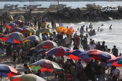 بحر غزة يزدحم بآلاف المصطافين هرباً من حرارة الجو (13).jpg