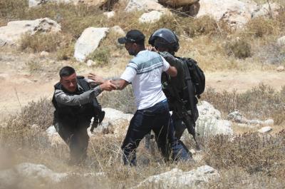 انتهاكات الاحتلال - مواجهات - استيطان - مواطنون يواجهون قوات الاحتلال خلال محاولة السيطرة على أراضيهم في ترقوميا (6).jpg