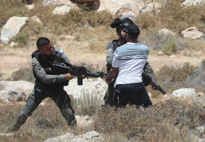 انتهاكات الاحتلال - مواجهات - استيطان - مواطنون يواجهون قوات الاحتلال خلال محاولة السيطرة على أراضيهم في ترقوميا (1).jpg