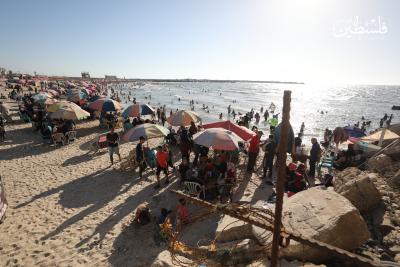 بحر غزة يزدحم بآلاف المصطافين هرباً من حرارة الجو (27).jpg