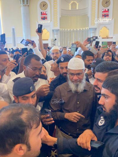 التفاف المصلين حول الداعية ذاكر نايك في مسجد محمد عبد الوهاب بالعاصمة القطرية الدوحة (1).jpeg