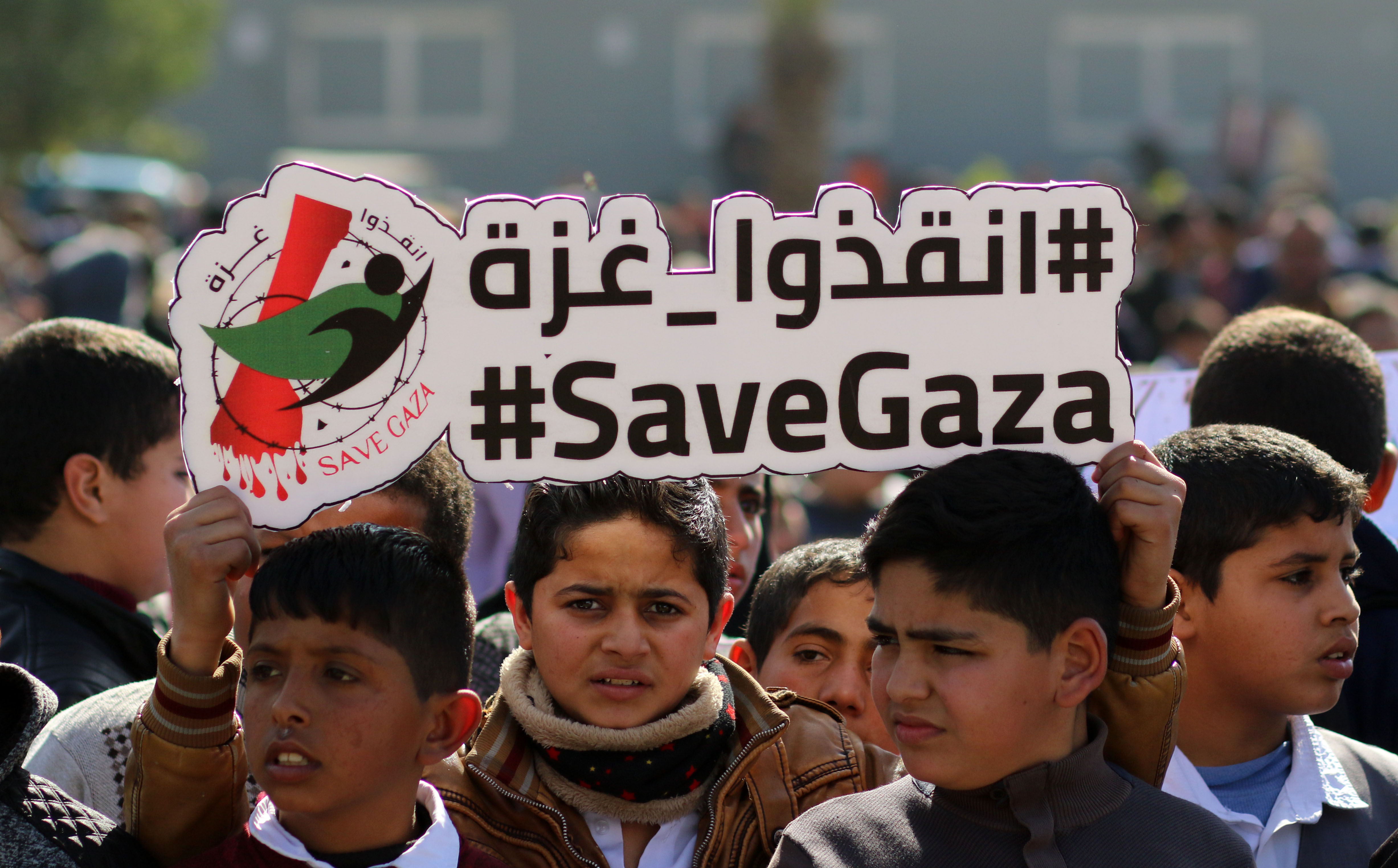 أطفال غزة خلال وقفة لهم يستصرخون العالم لإنقاذهم من الجوع والحصار | فلسطين  أون لاين