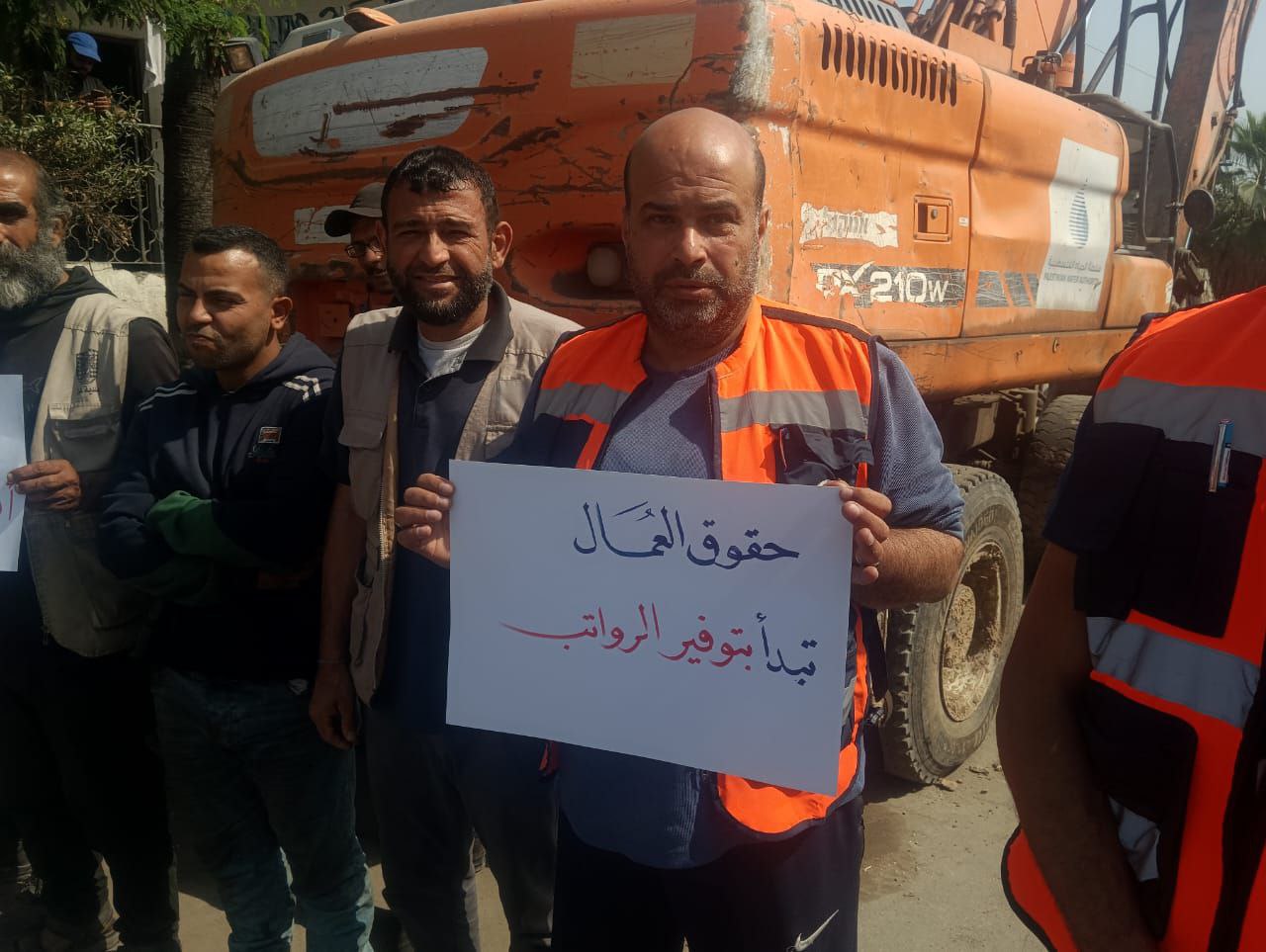 موظفو بلدية غزة بلا أجور.. أجساد منهكة وأرواح تقاوم