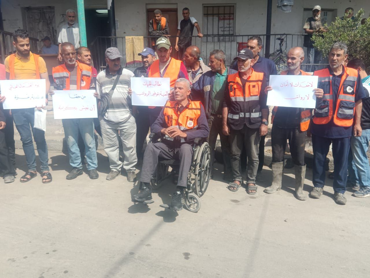 موظفو بلدية غزة بلا أجور.. أجساد منهكة وأرواح تقاوم