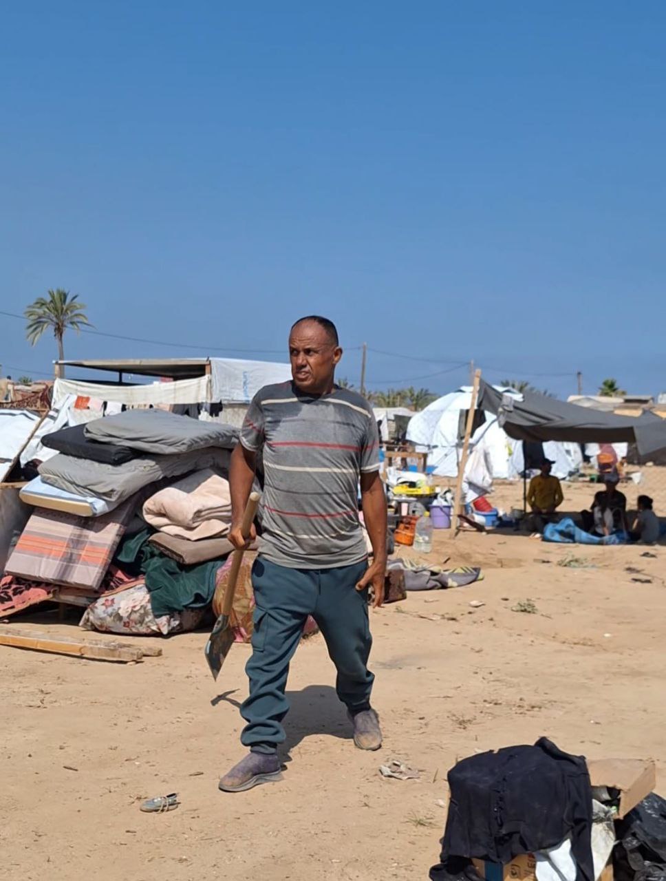 24 ساعة من الجحيم.. يوسف أبو حرب يروي مأساة اقتلاع مخيم ذوي الإعاقة في دير البلح