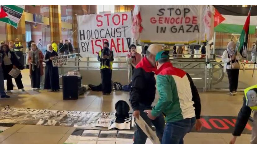 نشطاء ينظمون معرض صور في محطةأمستردام تضامنا مع غزة