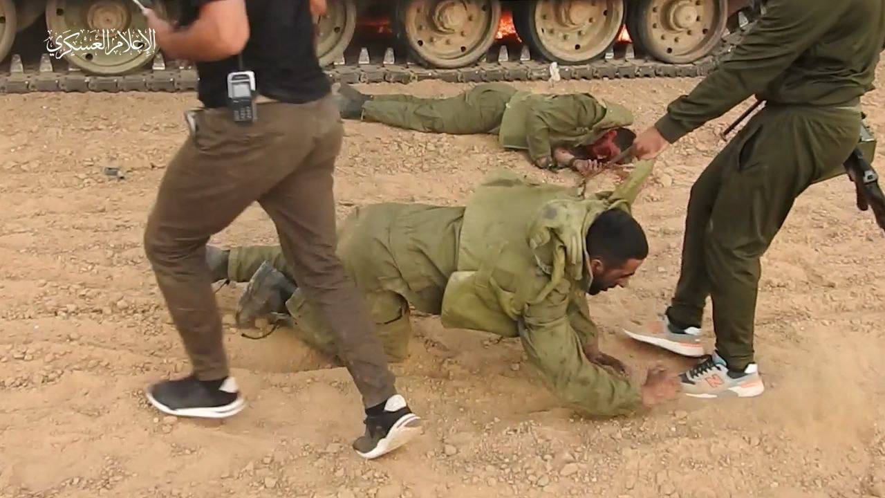 أسر مسحولا من الميركافاه ولم يطلق سراحه إلا بصفقة.. القسام تفرج عن صاحب الصورة الشهيرة في ملحمة 7 أكتوبر