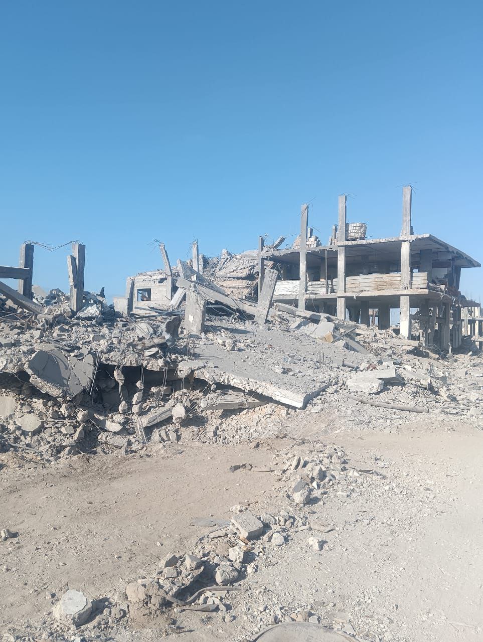 تقرير خيمة على الركام... الغزي لاشين يعود إلى حارته ليؤنسه الحجر تقرير خيمة على الركام... الغزي لاشين يعود إلى حارته ليؤنسه الحجر