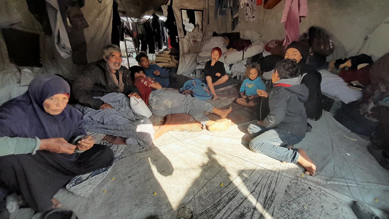 اجتمع عليهم البرد والآفات.. المدمرة منازلهم تغرقهم الأمطار والنفايات