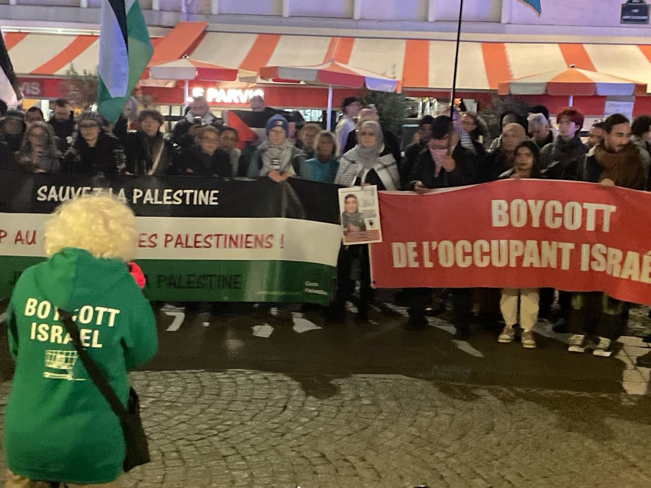 باريس.. حقوقيون وناشطون ينظمون مسيرة تضامنية مع الناشطة مهدية اسفندياري المتضامنة مع فلسطين باريس.. حقوقيون وناشطون ينظمون مسيرة تضامنية مع الناشطة مهدية اسفندياري المتضامنة مع فلسطين