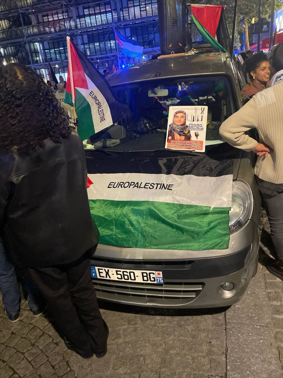 باريس.. حقوقيون وناشطون ينظمون مسيرة تضامنية مع الناشطة مهدية اسفندياري المتضامنة مع فلسطين باريس.. حقوقيون وناشطون ينظمون مسيرة تضامنية مع الناشطة مهدية اسفندياري المتضامنة مع فلسطين