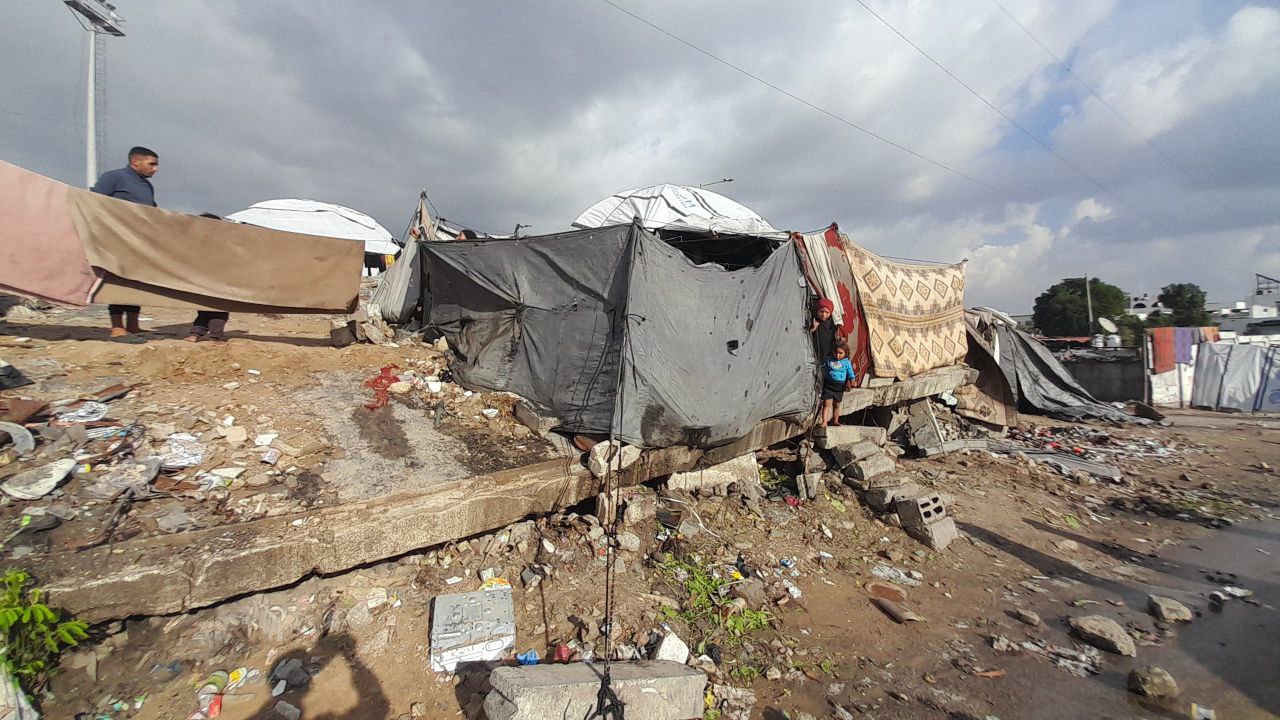 اجتمع عليهم البرد والآفات.. المدمرة منازلهم تغرقهم الأمطار والنفايات