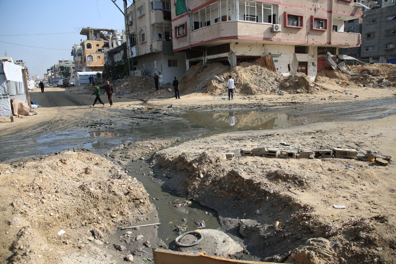 بعد أكثر من عامين على الحرب.. مياه الصرف الصحي تفاقم معاناة النازحين والمواطنين في غزة