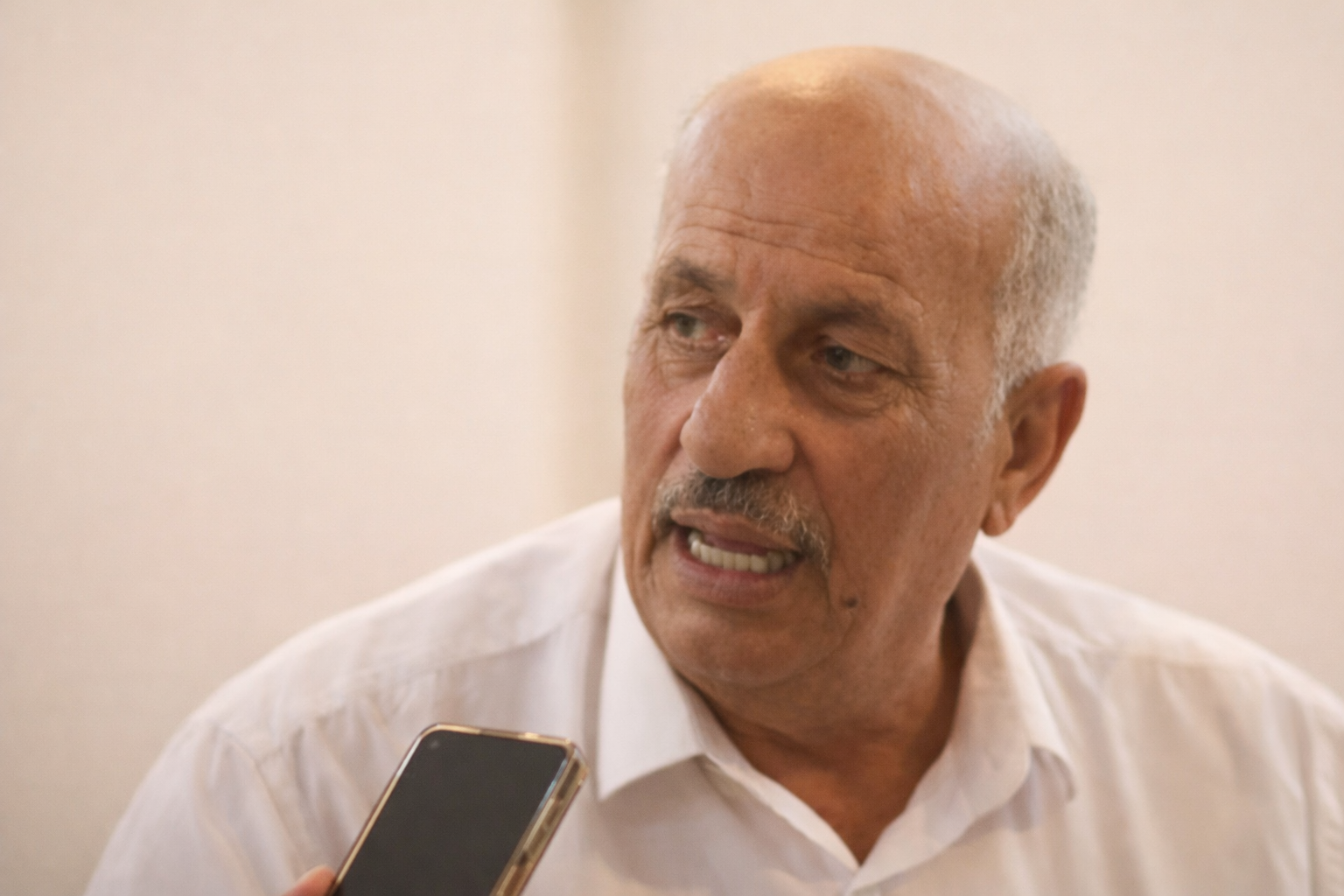 Adamın yüzü ve akıllı telefon (1).png