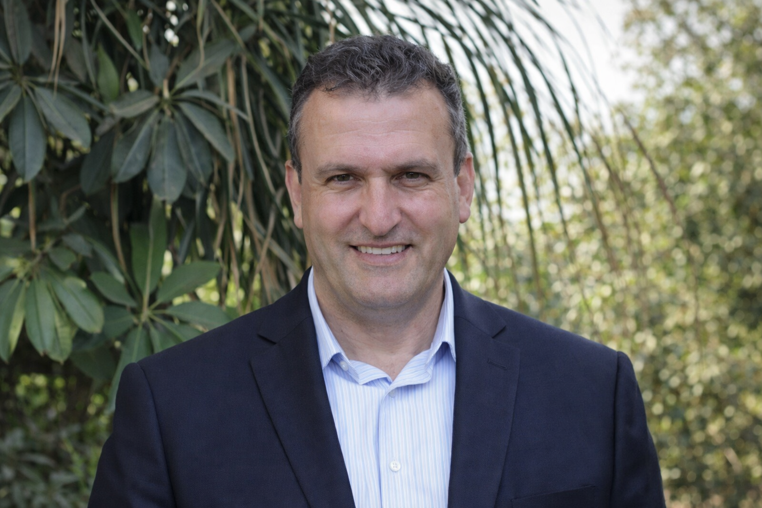 Dış mekan portresiyle gülümseme.png