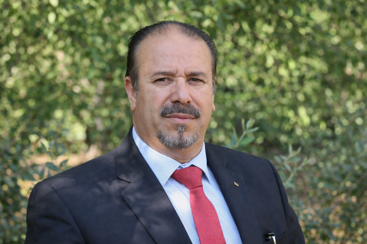 Ciddi bir ifadesiyle adam.png