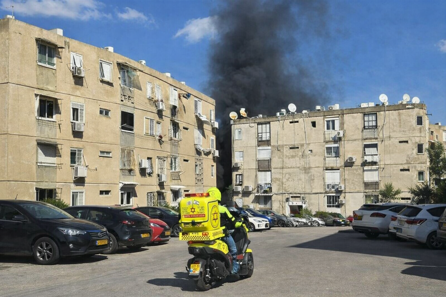 دخان يتصاعد من مبنى في