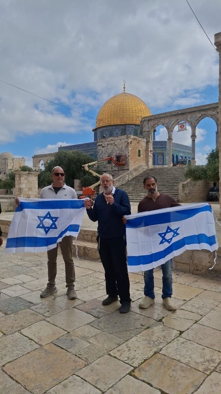 بالفيديو والصور مستوطنون يقتحمون باحات المسجد الأقصى ويرفعون علم الاحتلال