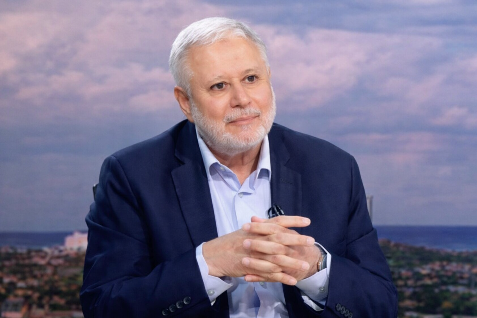 Yaşlı adam deniz manzarasında.png