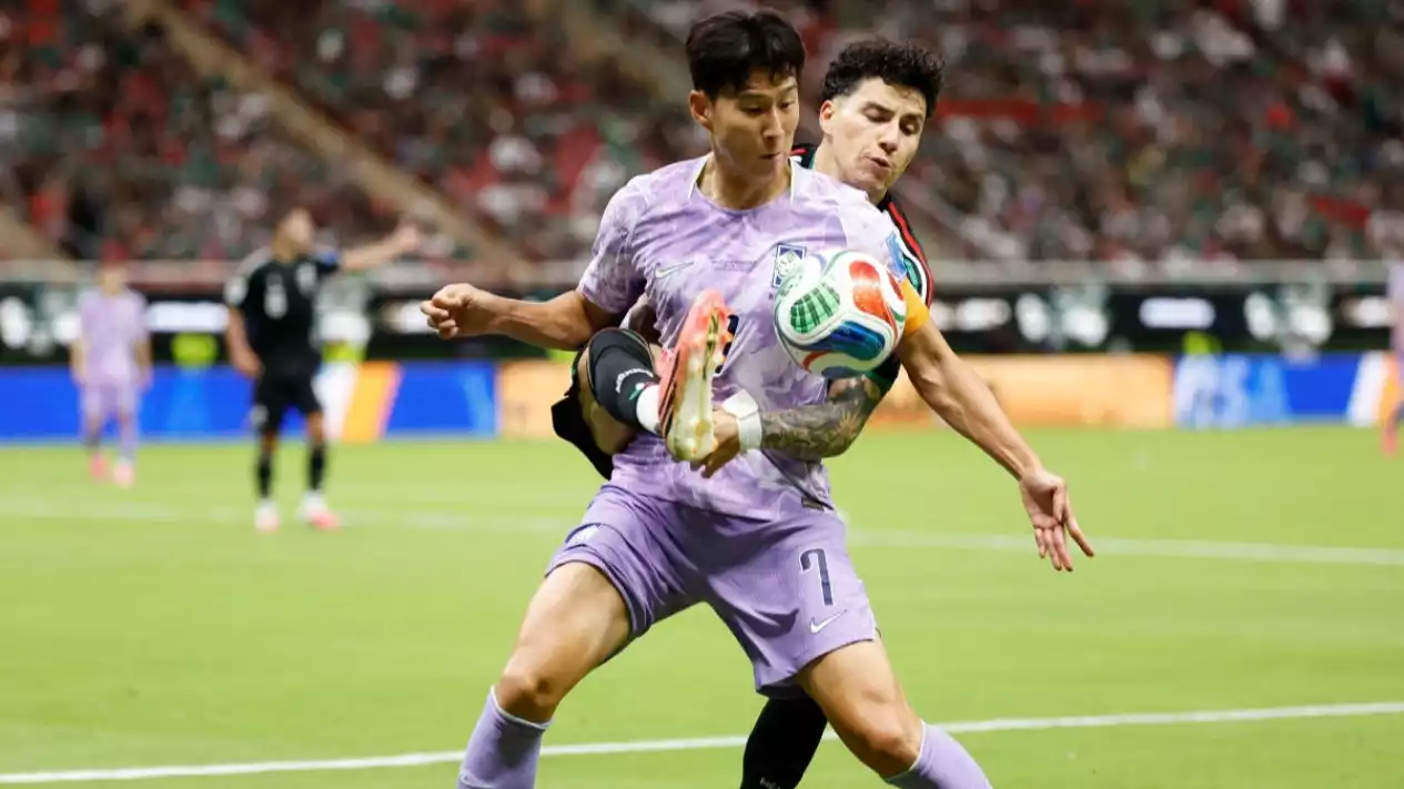 6a34b347845be-penyerang-timnas-korea-selatan-son-heung-min-duel-dengan-bek-meksiko-jorge-sanchez_gemini_1265_711.webp